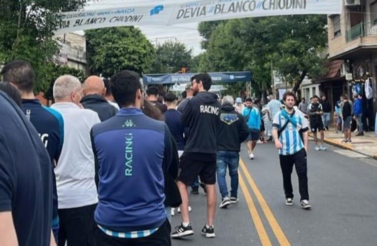 Los socios votan en las elecciones de Racing entre Devia o Milito