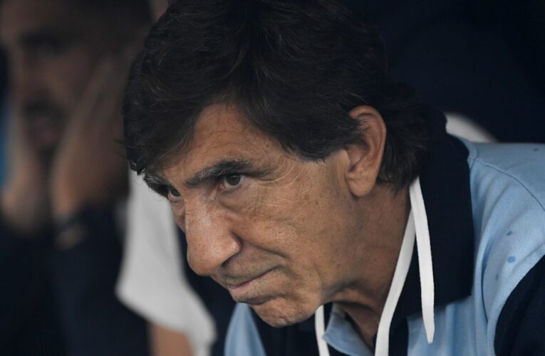 Video: Gustavo Costas, caliente, tiró la campera después de un gol en contra de Racing