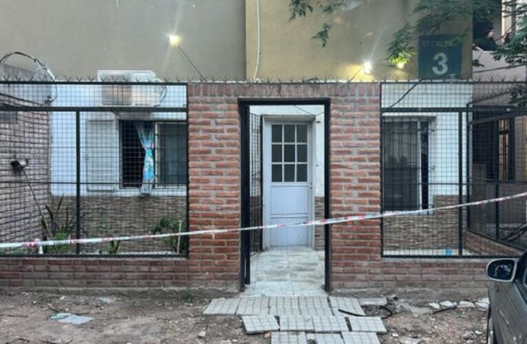 Violencia en Rosario: un hombre asesinó a su pareja a mazazos y la Policía lo mató a balazos