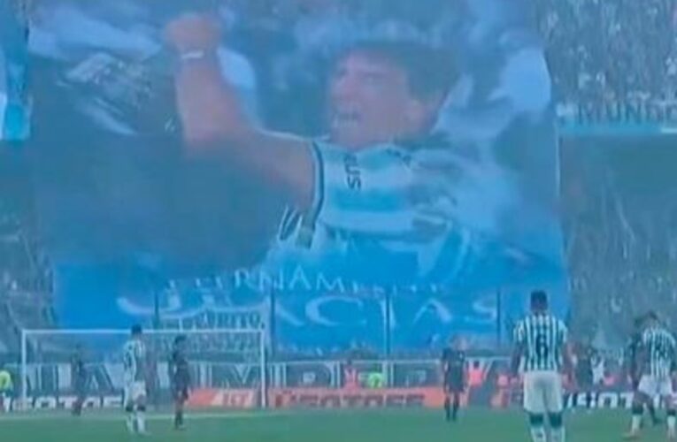 La espectacular bandera con la que los hinchas de Racing recibieron a Costas