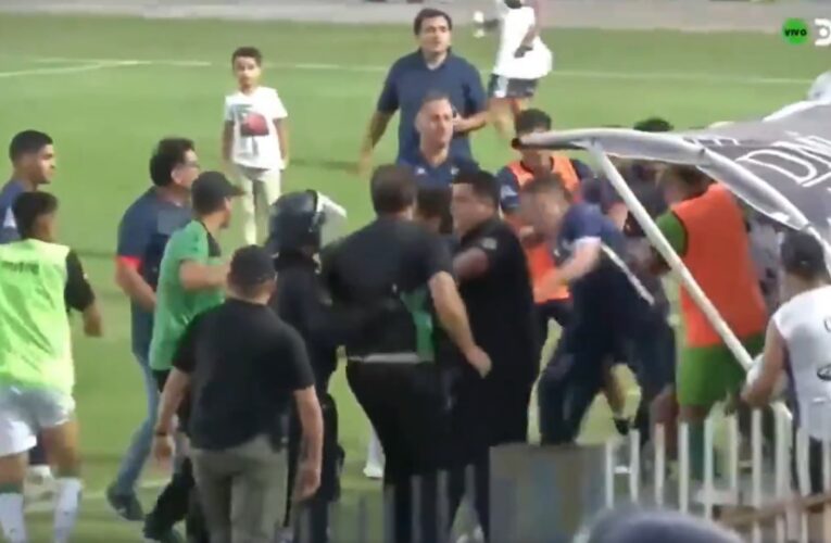Otro final escandaloso en el ascenso: Sarmiento de La Banda y Villa Mitre de Bahía Blanca terminaron con una batalla campal