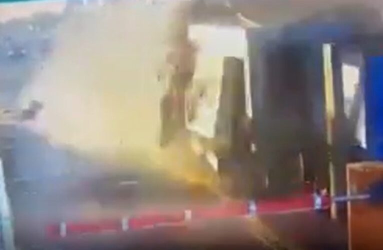 El video del momento en que un auto chocó contra una de las cabinas de peaje de Panamericana