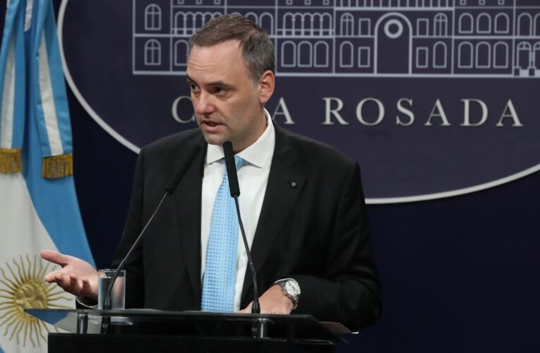 El Gobierno anunció que se podrá cobrar a los extranjeros la educación universitaria y la salud