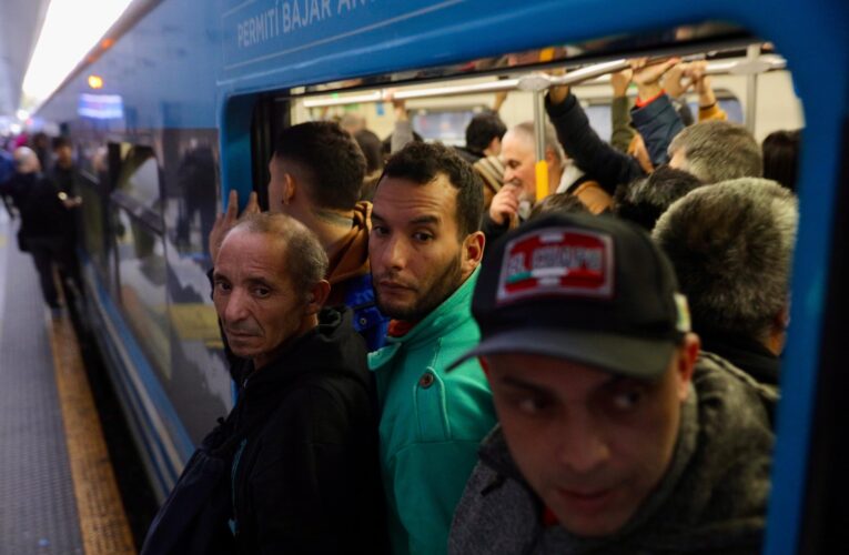 Una medida de fuerza provocó demoras y cancelaciones en los trenes del AMBA y podría extenderse durante el martes