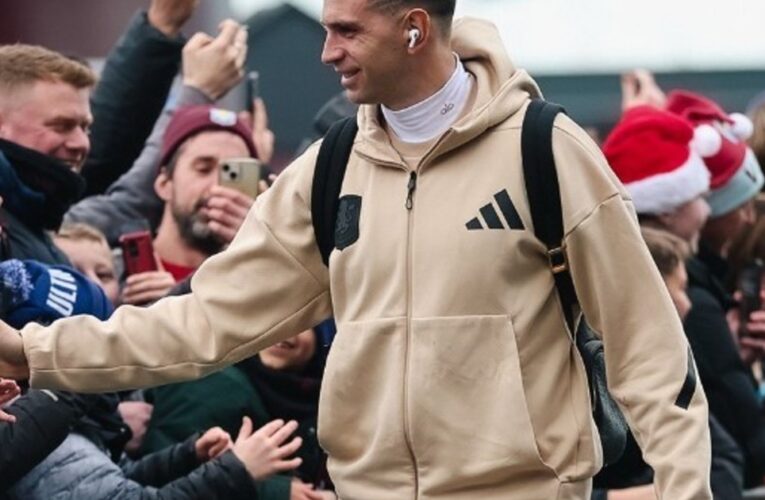 Con Dibu Martínez, Aston Villa recibe a Manchester City