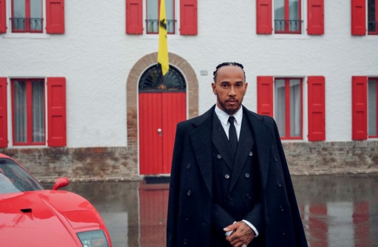 Lewis Hamilton y la primera foto oficial con Ferrari: «Siempre soñé con correr de rojo»