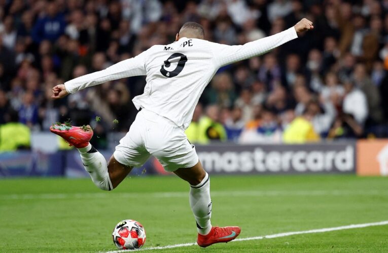 El insólito error del arquero del Salzburgo que terminó en gol de Mbappé