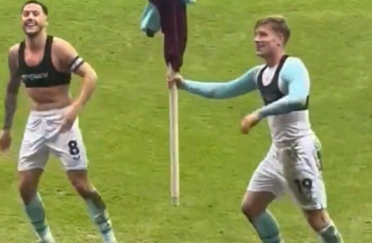 Video: la polémica provocación de los jugadores del Burnley tras ganar uno de los clásicos más picantes de Inglaterra
