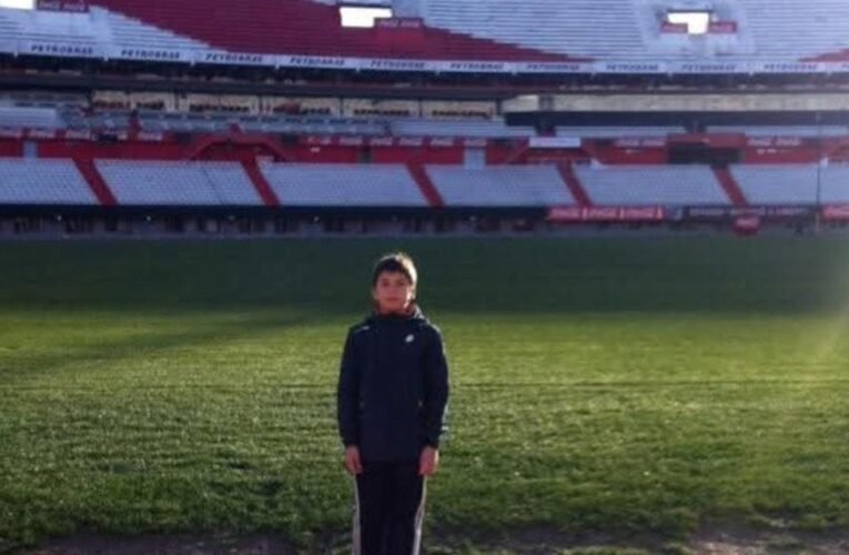 Archivo inédito: Tapia, refuerzo de River, visitó el Monumental a los 10 años y se sacó fotos con todo