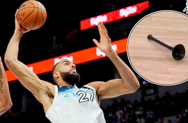 Tremendo susto en la NBA: cayó una pieza de la pantalla gigante y casi golpea a Rudy Gobert