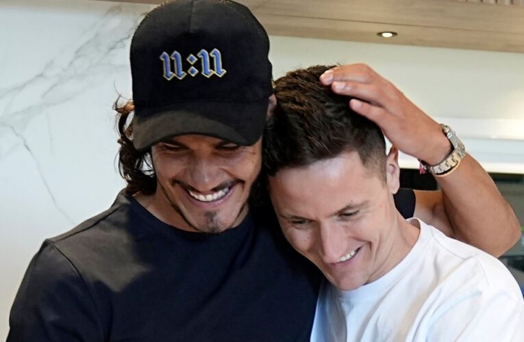 Primera práctica de Ander Herrera en Boca: abrazo con Cavani y Rojo, charla con Gago y a la cancha