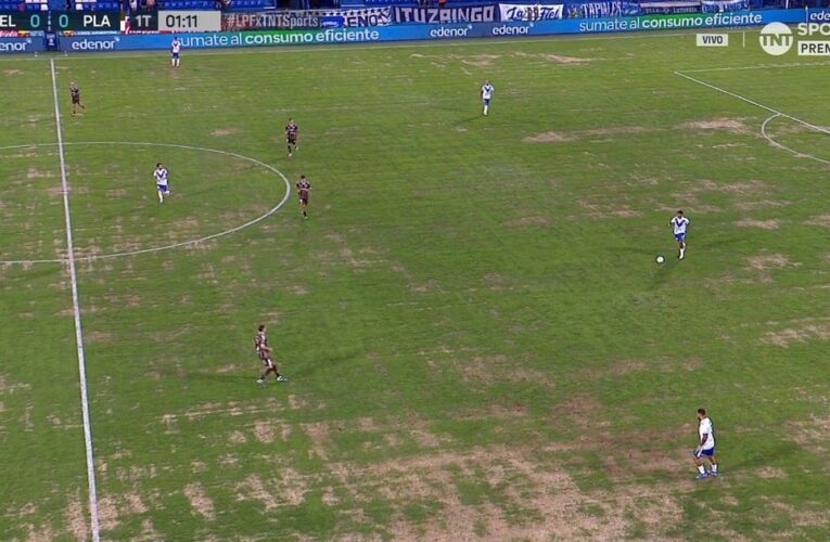 La cancha de Vélez estaba en muy mal estado y hubo memes