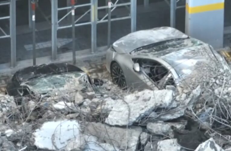 Video: así desentierran los autos que quedaron aplastados y bajo los escombros tras el derrumbe en Parque Patricios