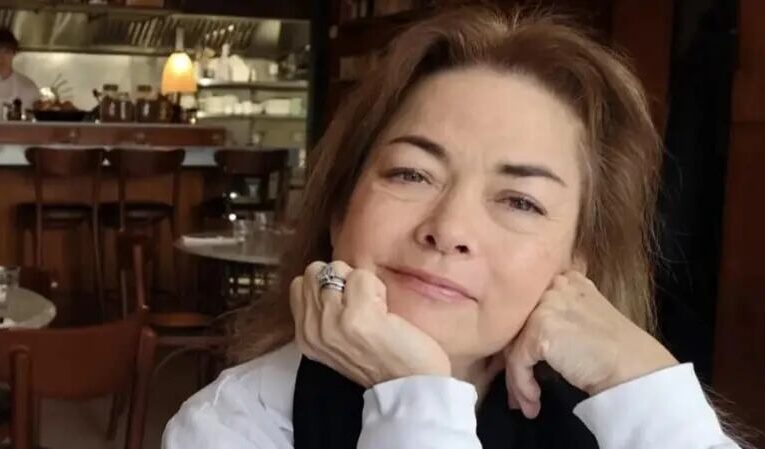 La historia de la mujer que se encogió casi 30 centímetros por una rara enfermedad