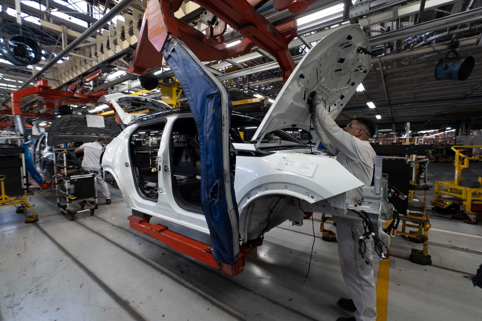 Una automotriz argentina reduce un turno de producción y avanza con retiros voluntarios