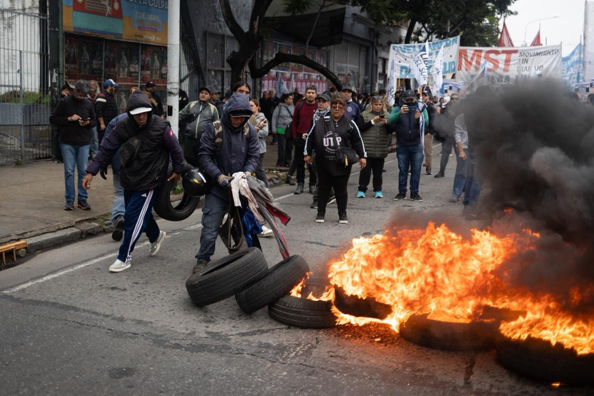 Piqueteros se enfrentaron con la policía en los accesos a la ciudad