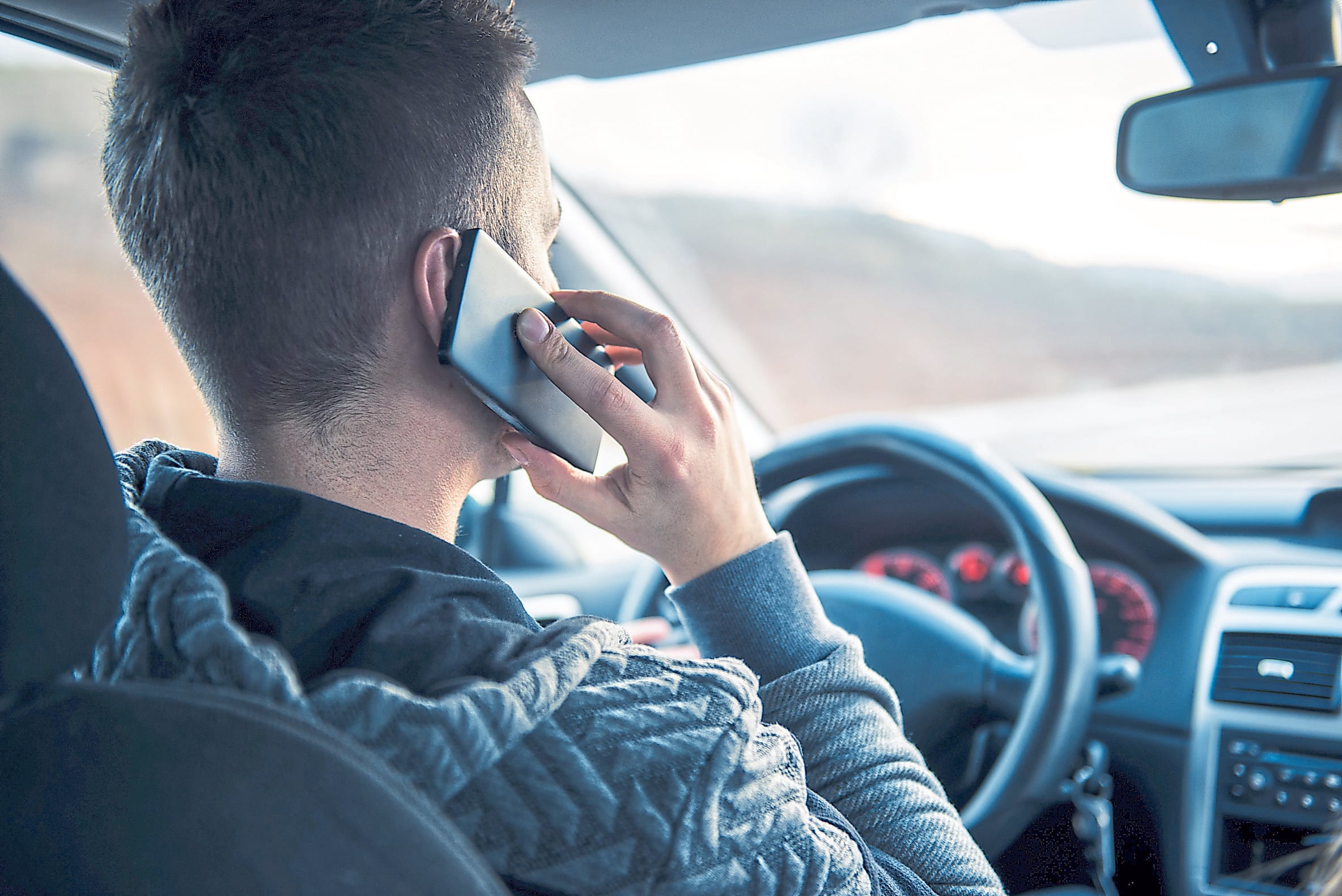 Así es el sistema de control vial que detecta a los conductores que usan el celular al volante