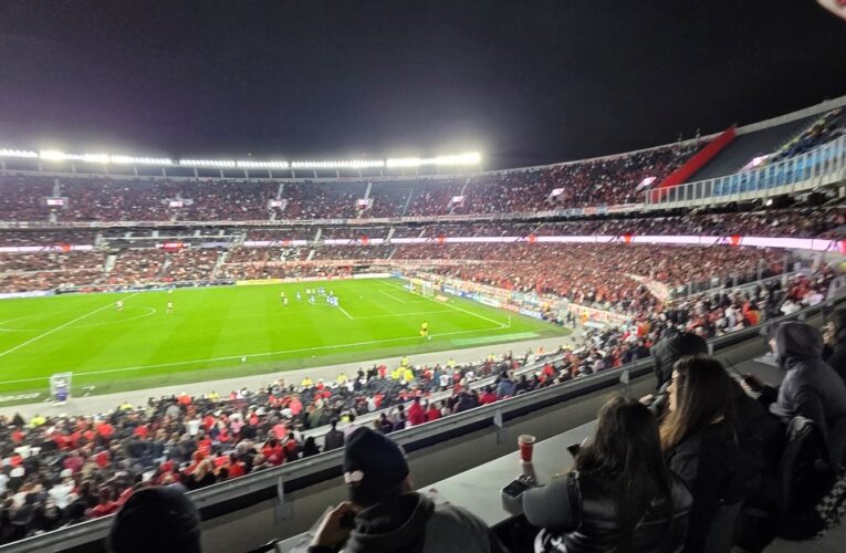 Decepción Monumental: estadio al 70%, fallo dividido con Coudet y silbidos a un campeón del mundo
