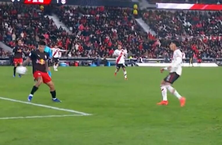 Video: el penal que reclamó River contra Bragantino