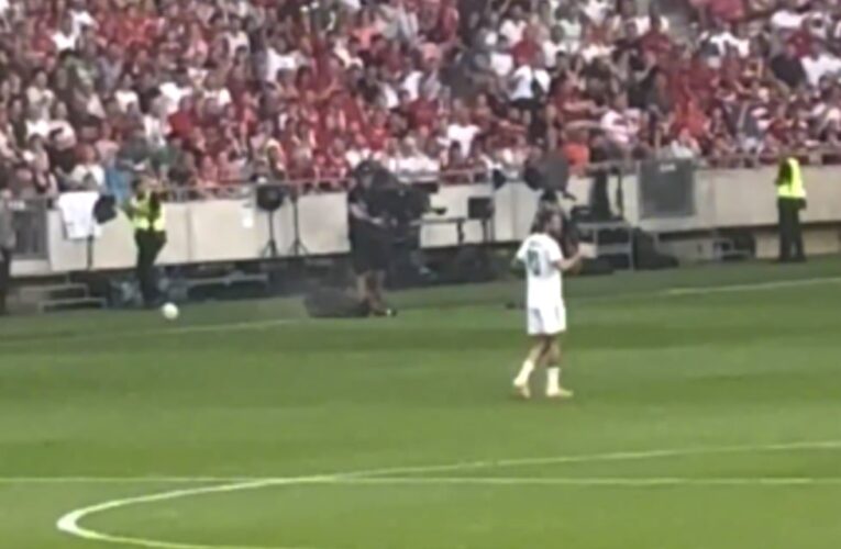 El momento en el que una “cámara araña” cae sobre la cancha en pleno partido entre Hungría y Kazajistán