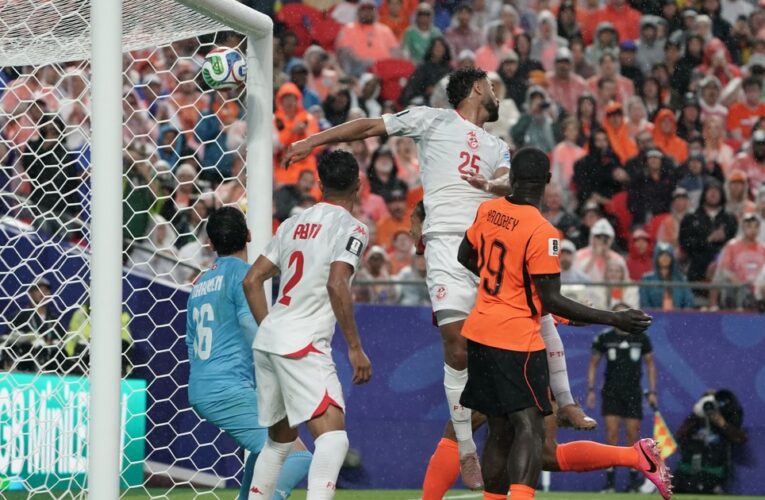 Insólito: Túnez arrancó el segundo tiempo ante Países Bajos ¡con dos jugadores menos!